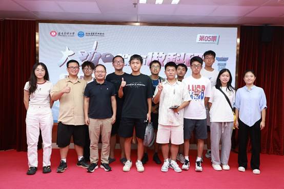 一群人站在一起合影描述已自动生成