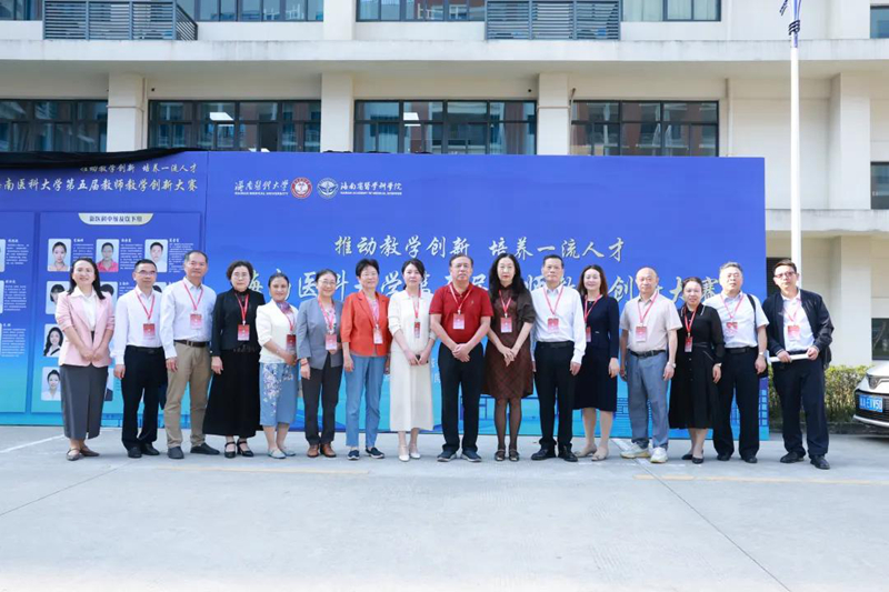 来自4所高校的15位大赛评委专家合影留念 来自4所高校的15位大赛评委专家合影留念