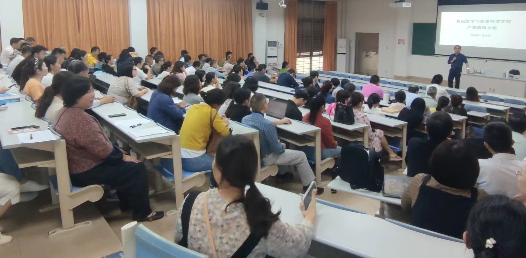 杜冠魁副院长主持发言 杜冠魁副院长主持发言