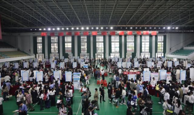 “海南学子，‘就’在海南”留才行动——2025届毕业生医学专场招聘会。图片来源：taptap点点官网