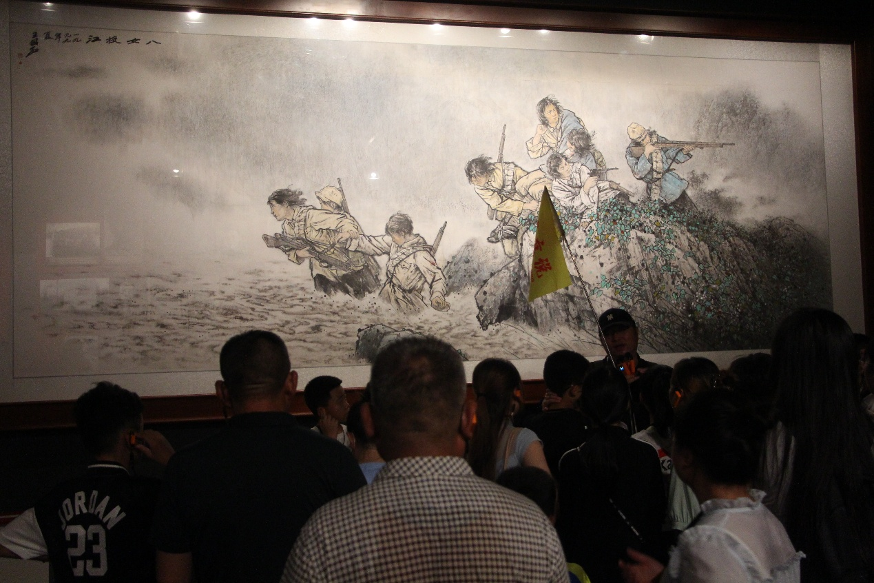 观众参观《八女投江》画作