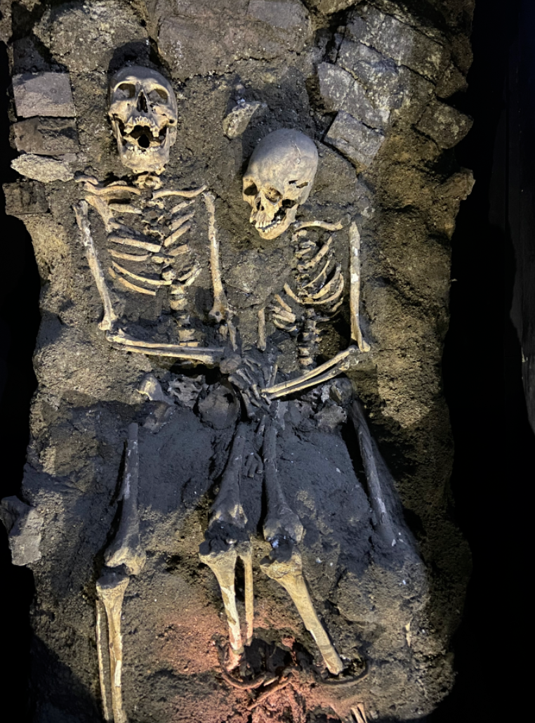 1997年，沈阳东华门附近原日军宪兵队本部地下挖掘出的被铐在一起的男女尸骨（资料图）